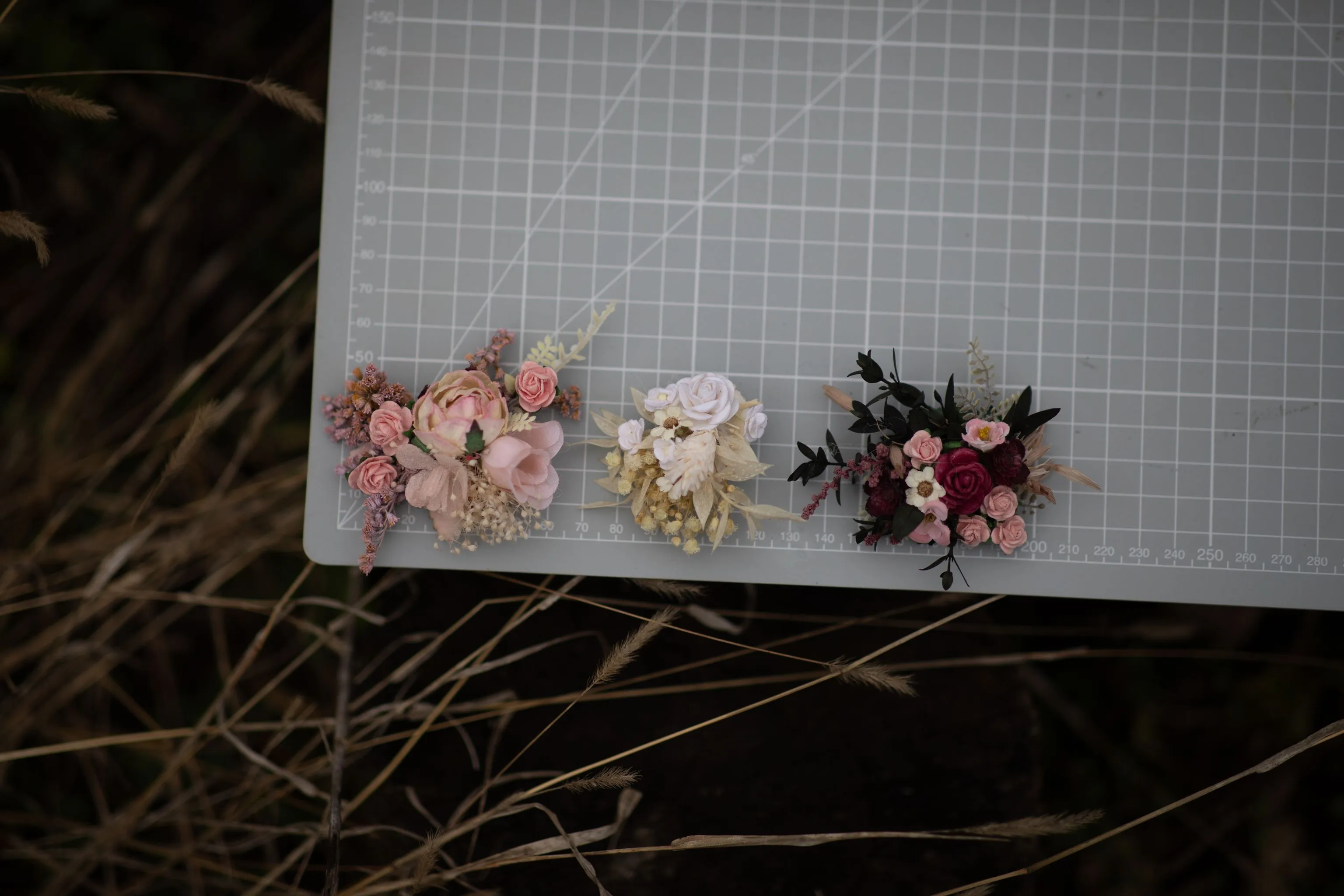 Flower shoe clips Wedding shoe clips Bridal shoes Shoe decor Flowers for shoes Beige and ivory shoe clips Wedding accessories Magaela